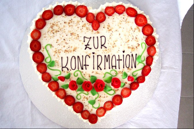 Torten Torte Konfirmation Herz rot Erdbeeren.JPG